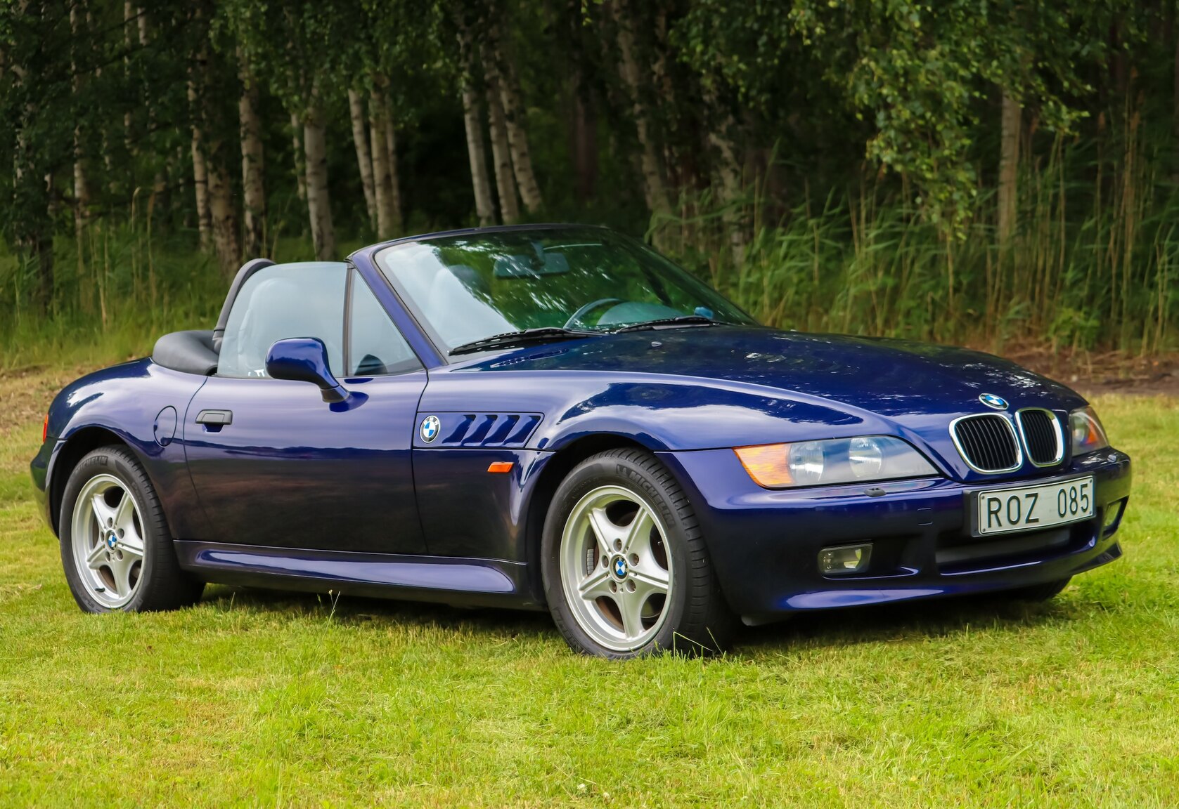 Exterior image of 1999 BMW Z3 1.9i