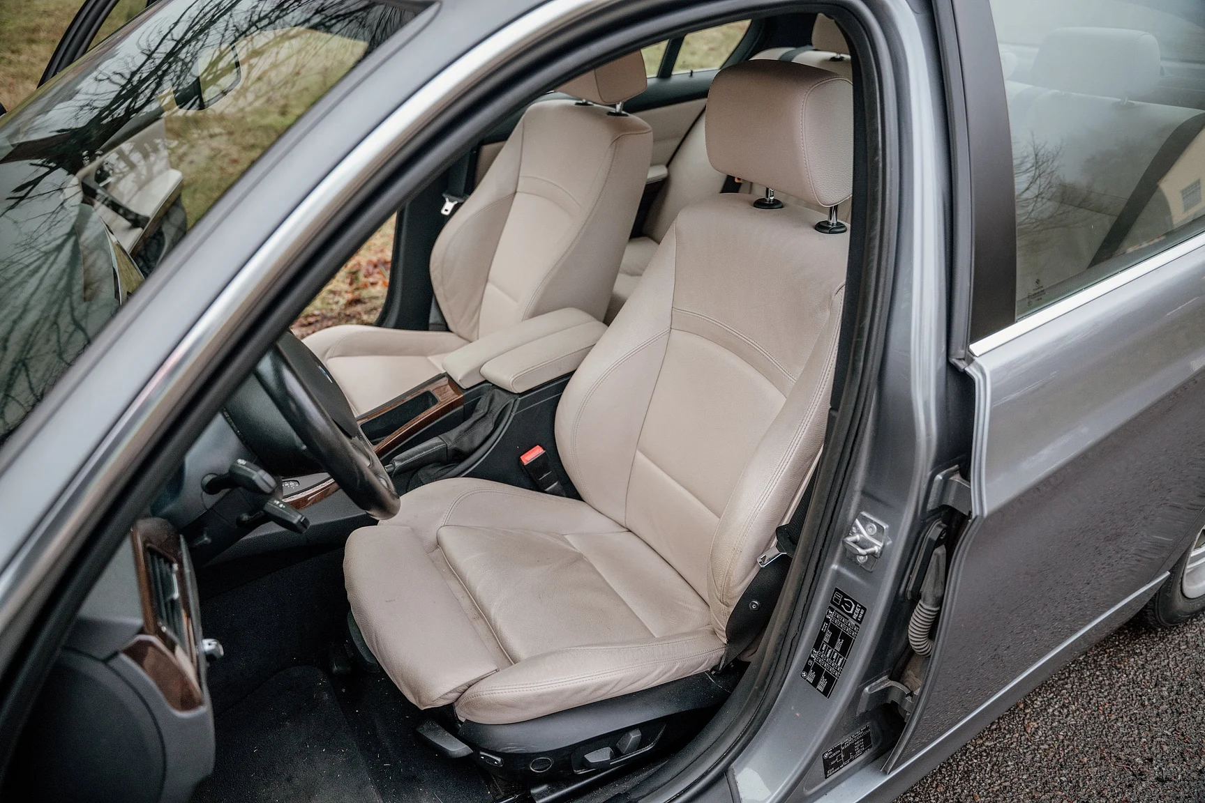 Interior image of 2010 BMW 325i Sedan (15)
