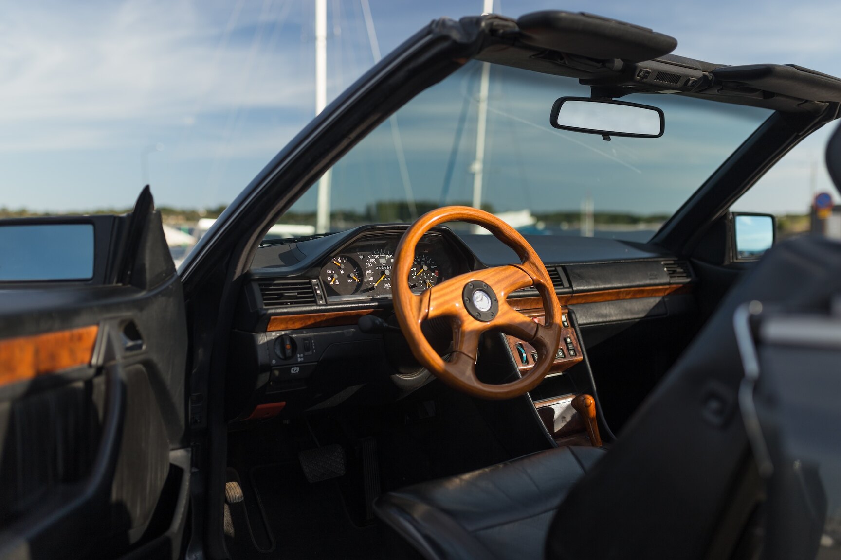 Innenraumfoto von 1993 Mercedes-Benz 300 CE-24 Cabriolet