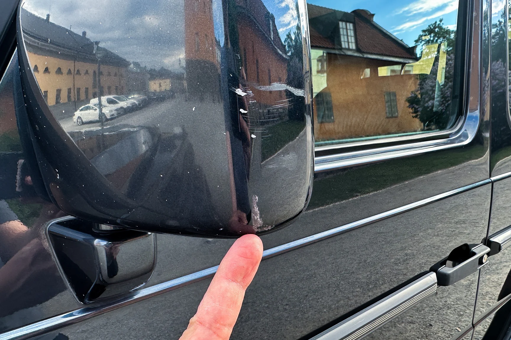Exterior image of 2002 Mercedes-Benz G400  (69)