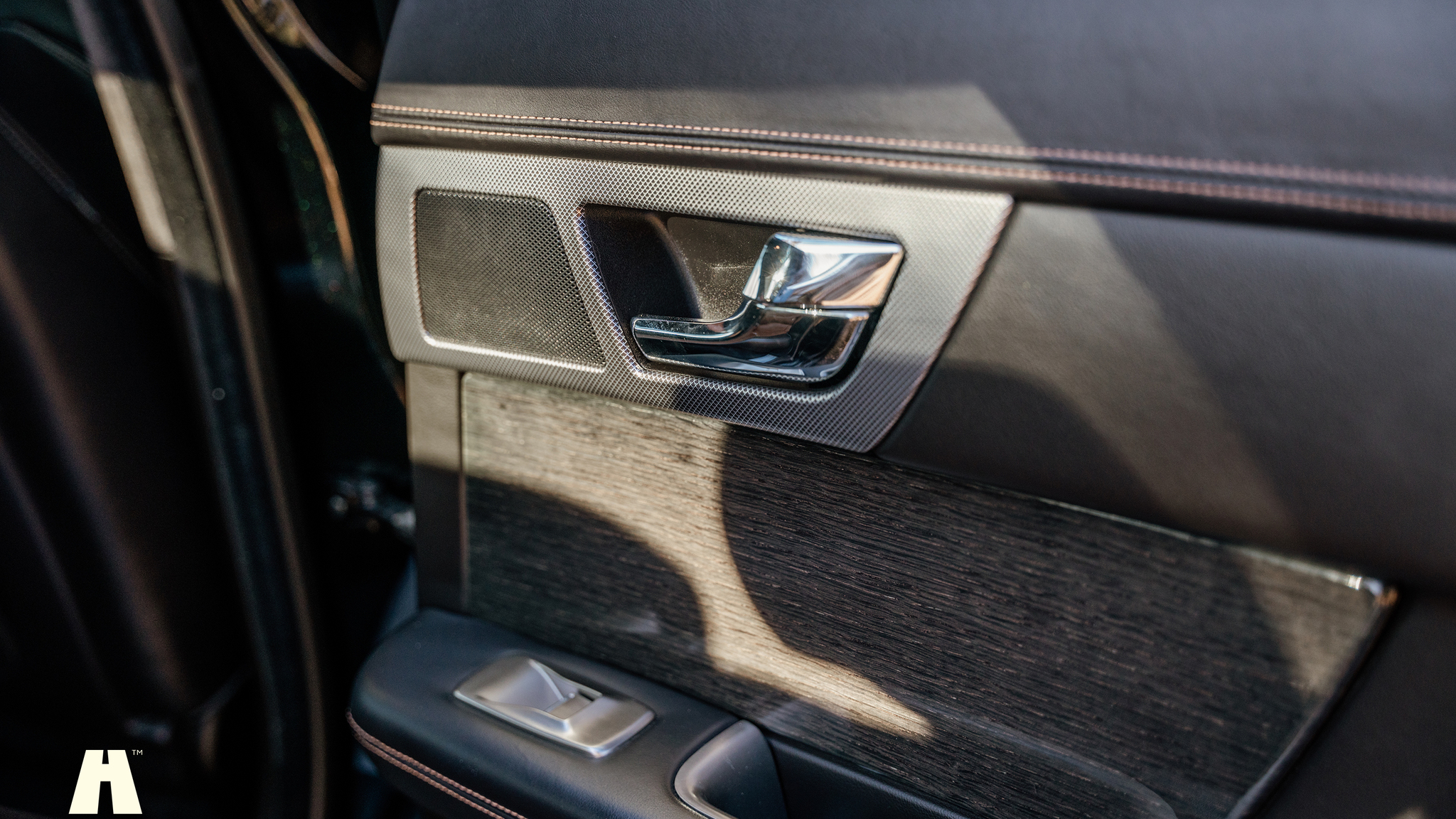 Interior image of 2010 Jaguar XFR (24)