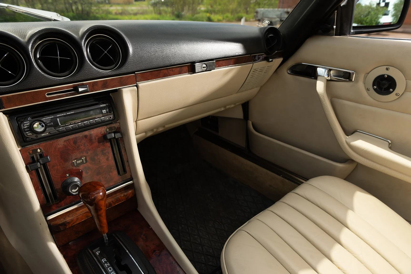 Innenraumfoto von 1975 Mercedes Benz 350 SL (4)