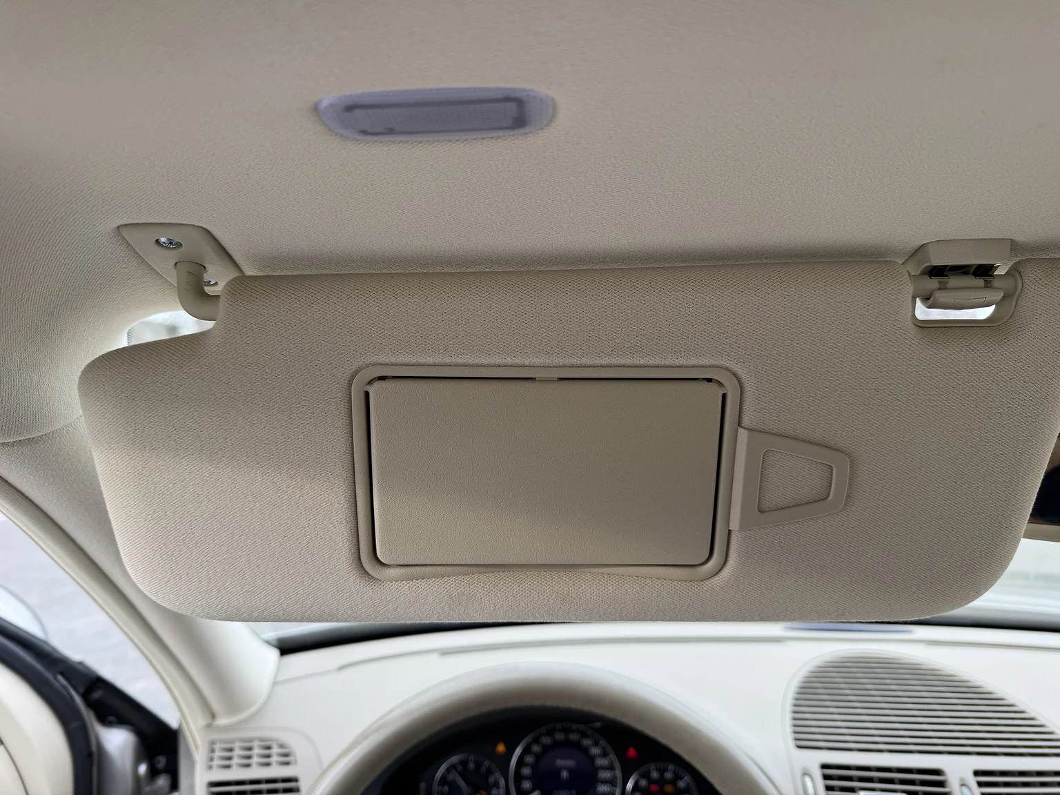 Innenraumfoto von 2004 Mercedes-Benz E 500 7G-Tronic (69)