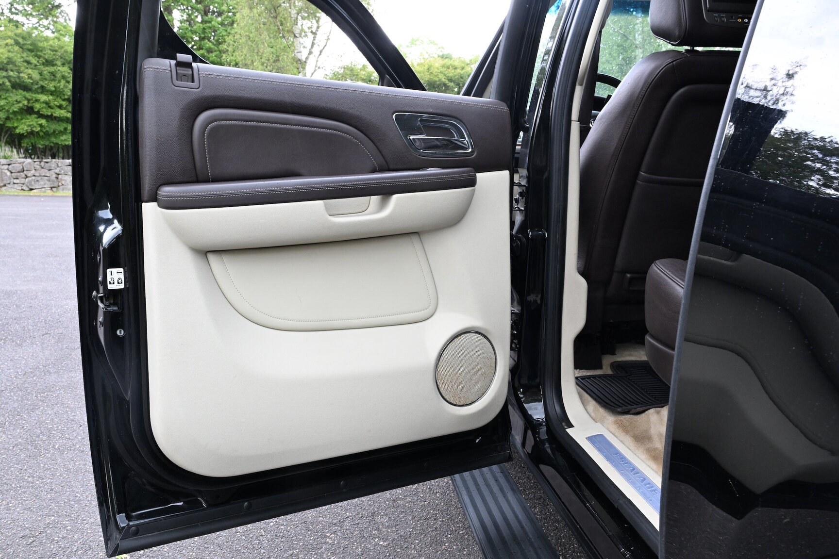Interior image of 2010 Cadillac Escalade ESV 6.2 Flexfuel