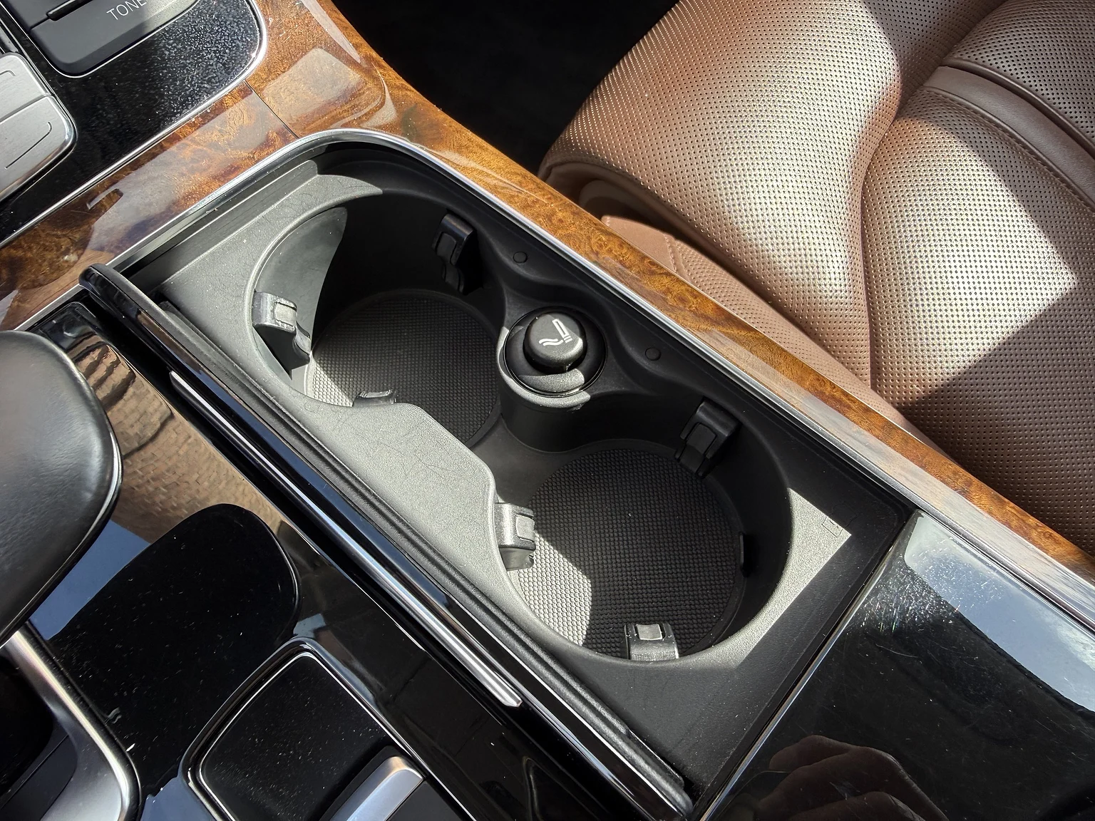 Interior image of 2014 Audi A8 4.0 TFSI (36)