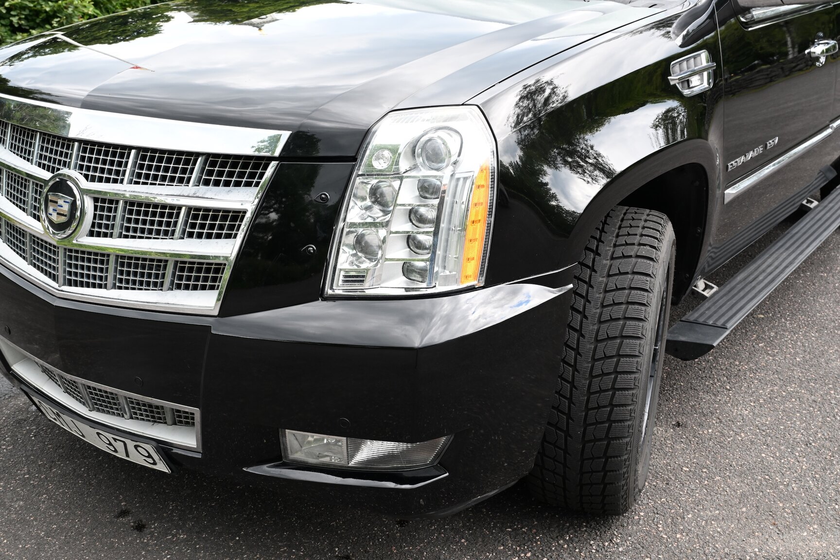 Exterior image of 2010 Cadillac Escalade ESV 6.2 Flexfuel