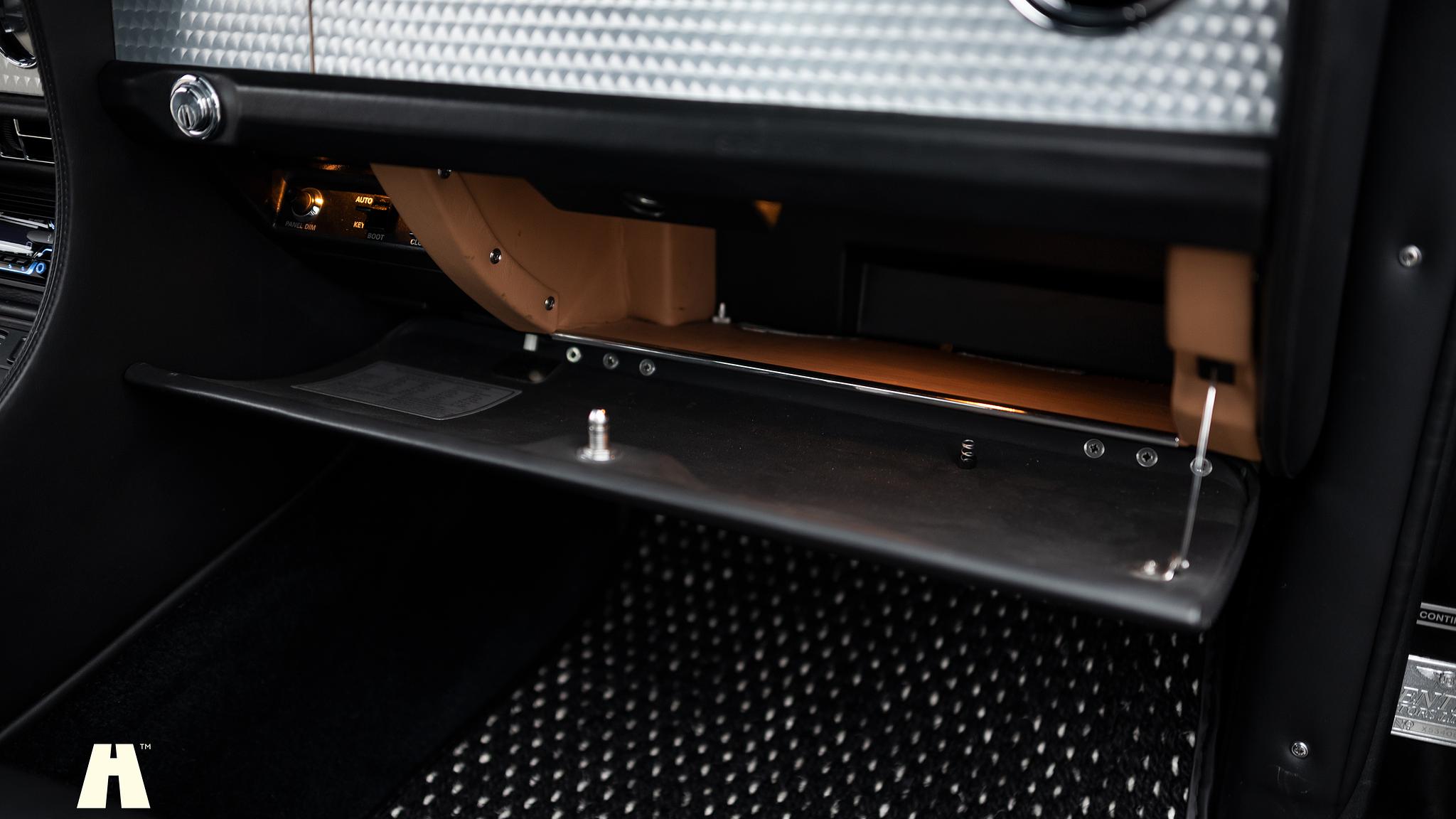 Interior image of 1997 Bentley Continental T (56)