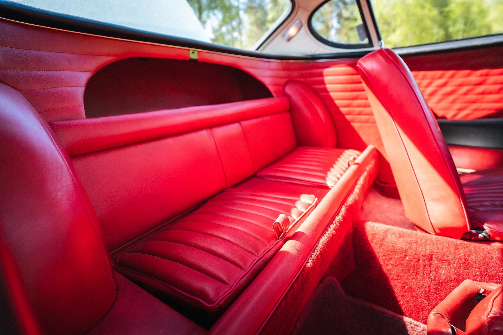 Interior image of 1963 Volvo 1800 S (42)