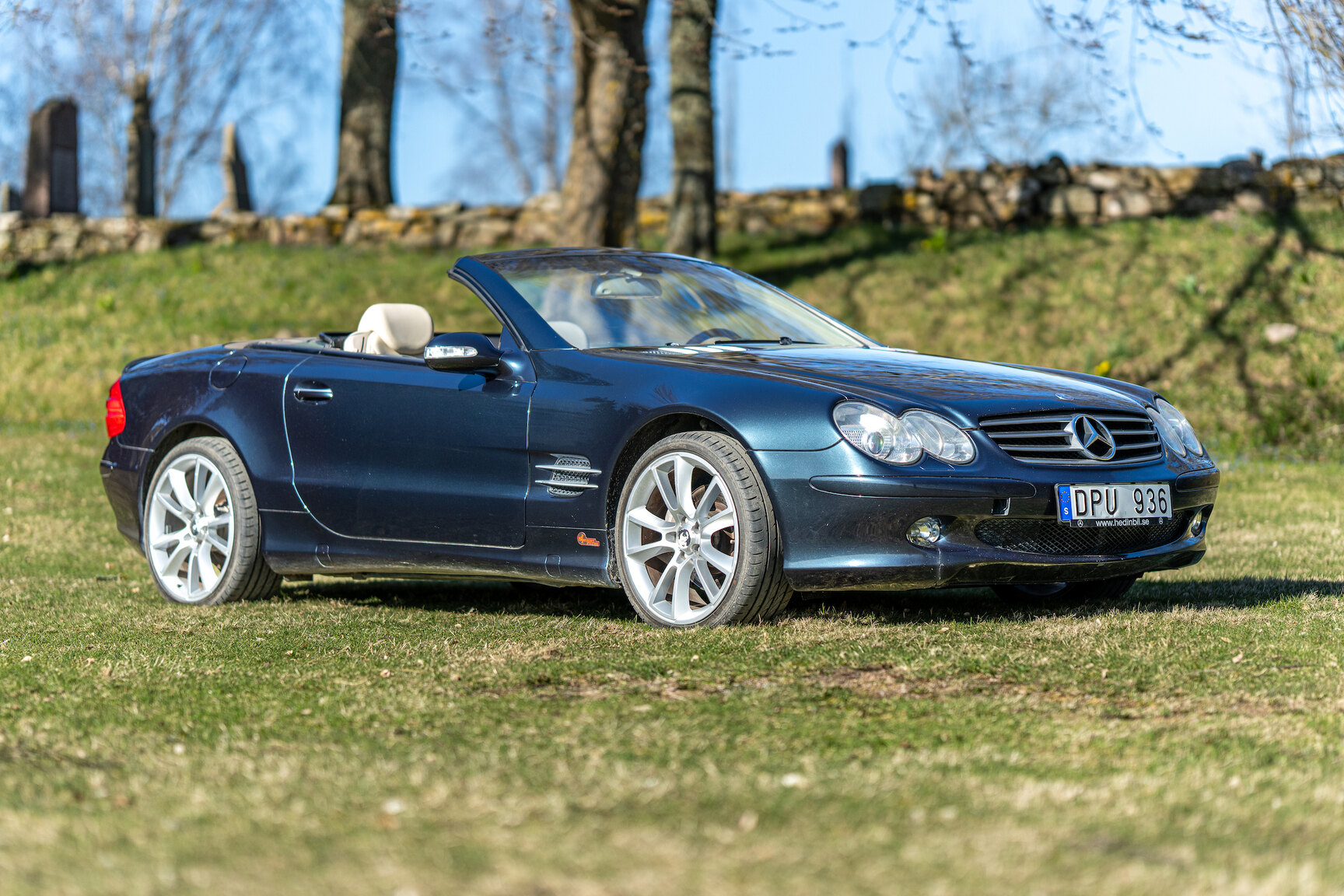 Exterior image of 2002 Mercedes-Benz SL 500