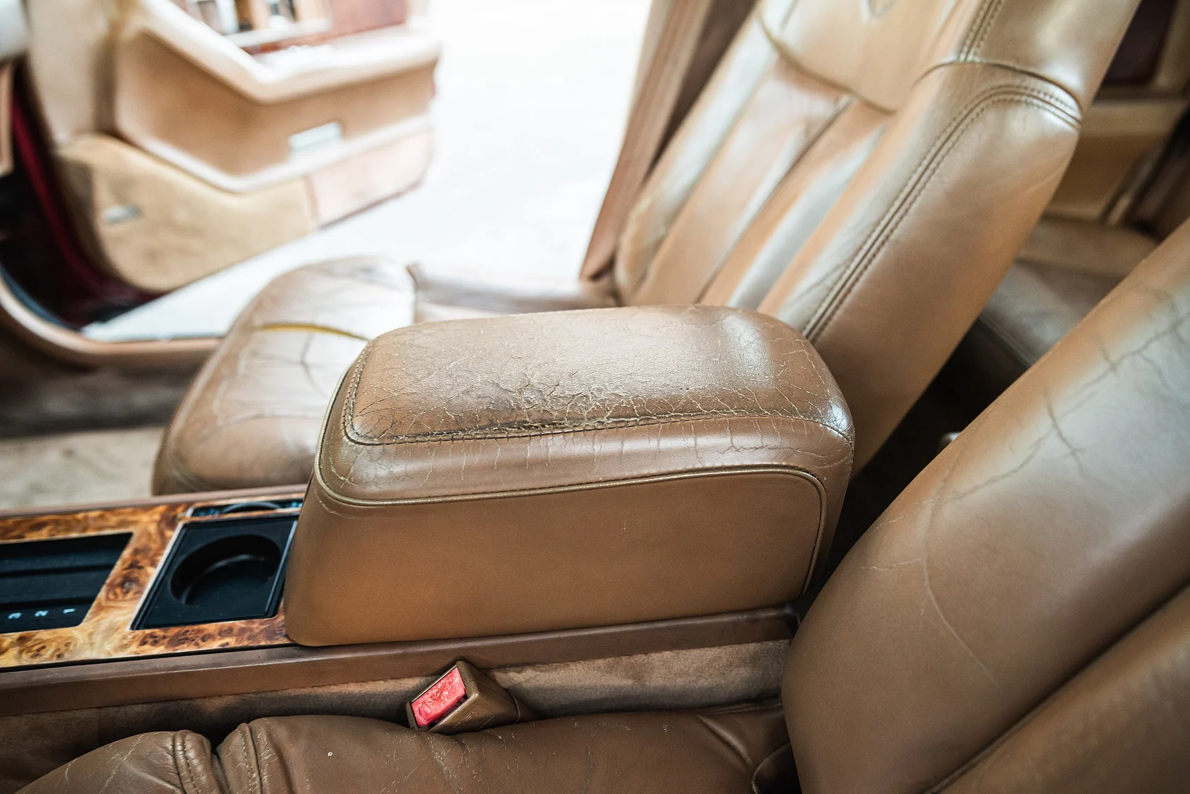 Interior image of 1989 Cadillac Seville (27)