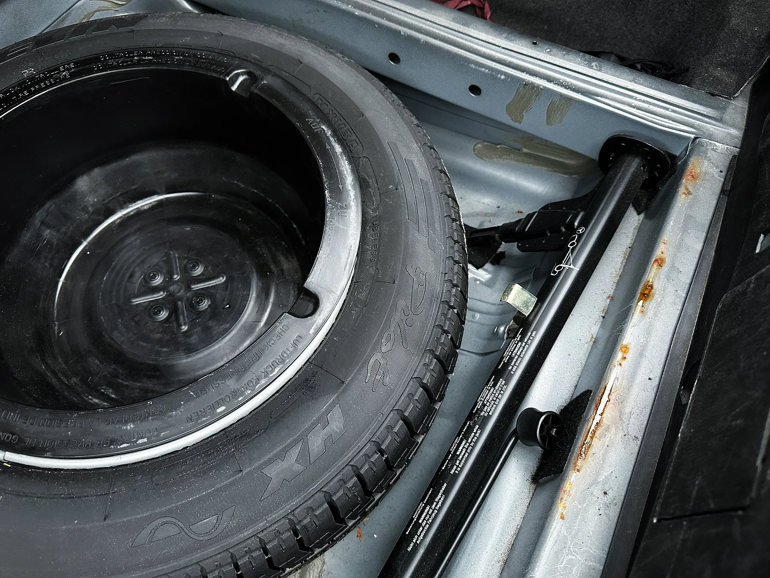 Interior image of 1993 Mercedes-Benz E 320 "AMG" (70)