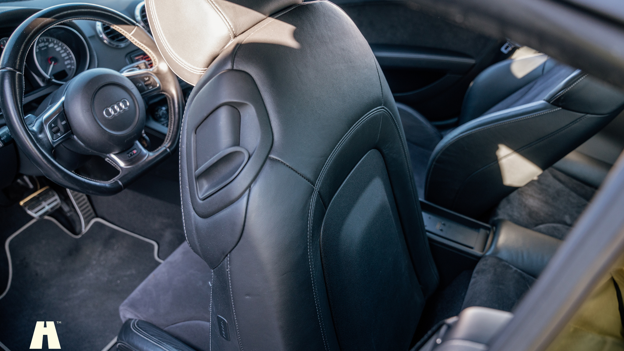 Interior image of 2009 Audi TTS (11)