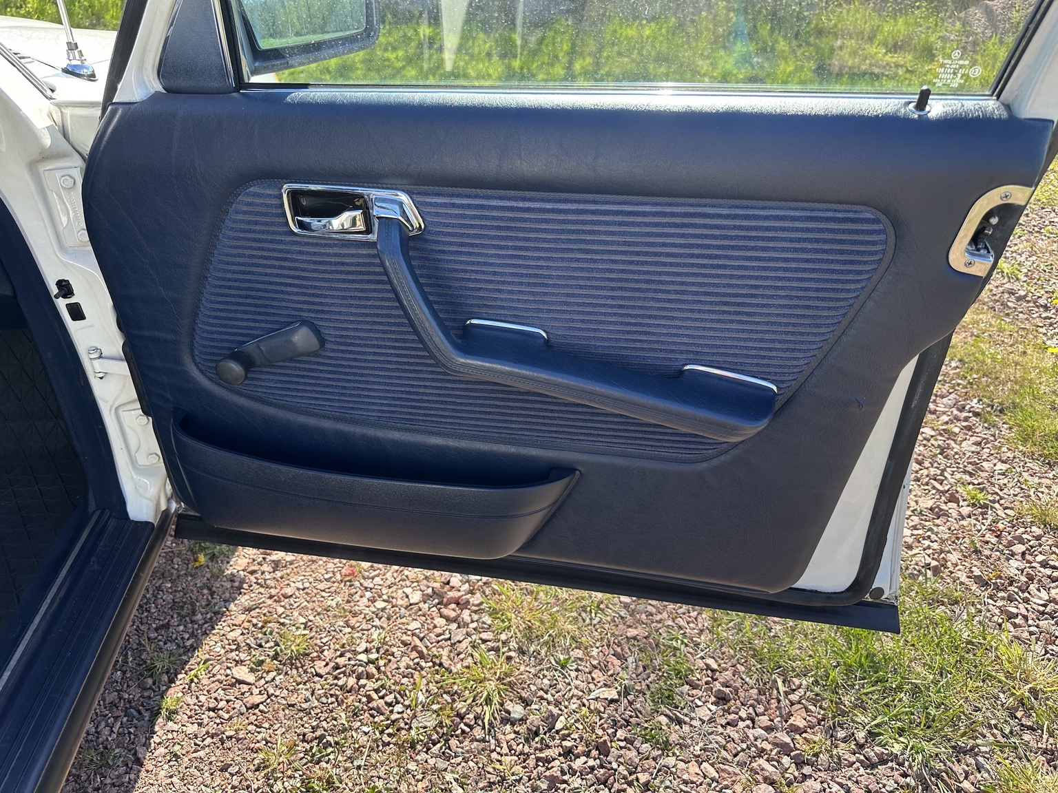 Interior image of 1985 Mercedes-Benz 200