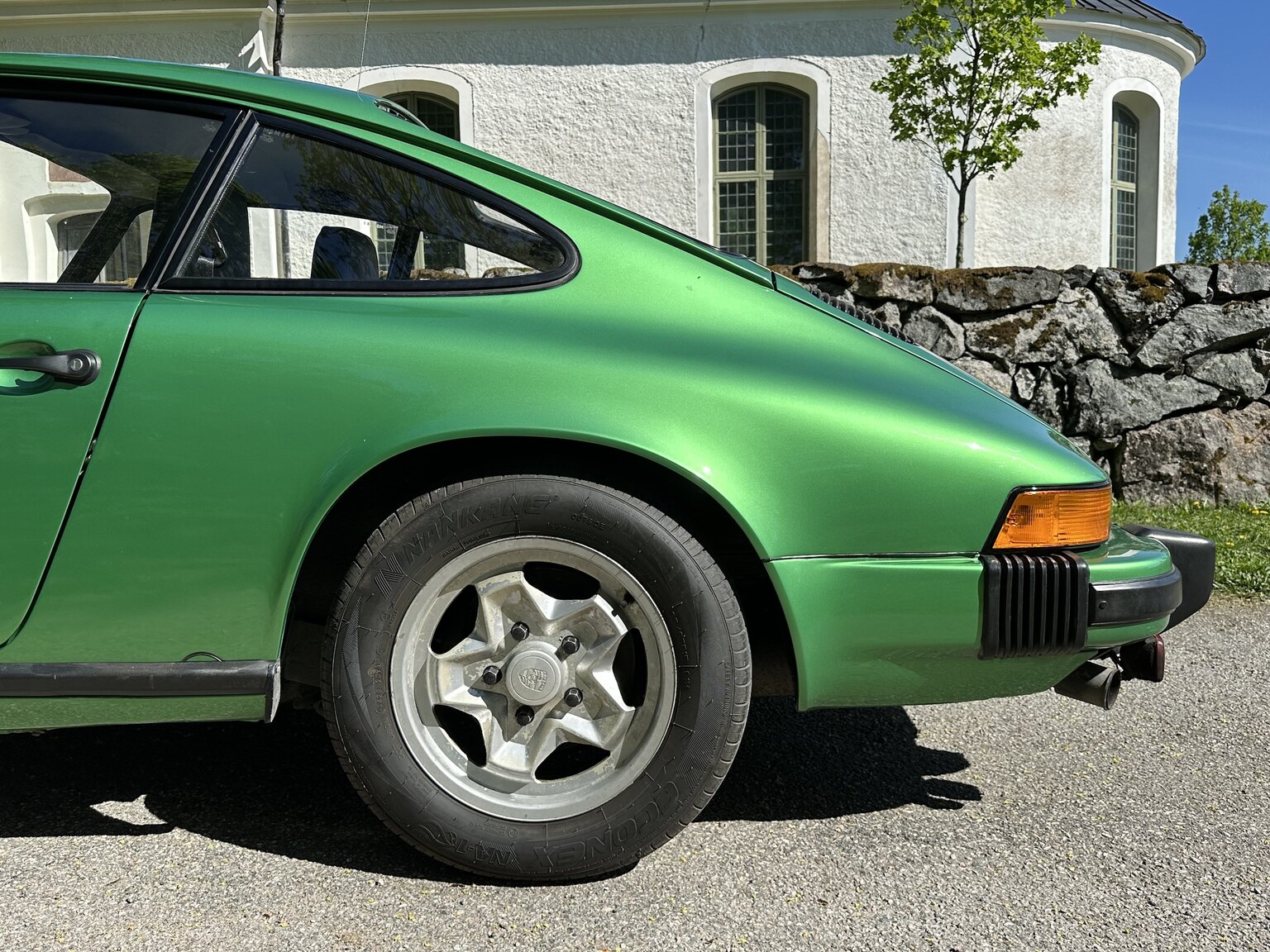 Exterior image of 1975 Porsche 911