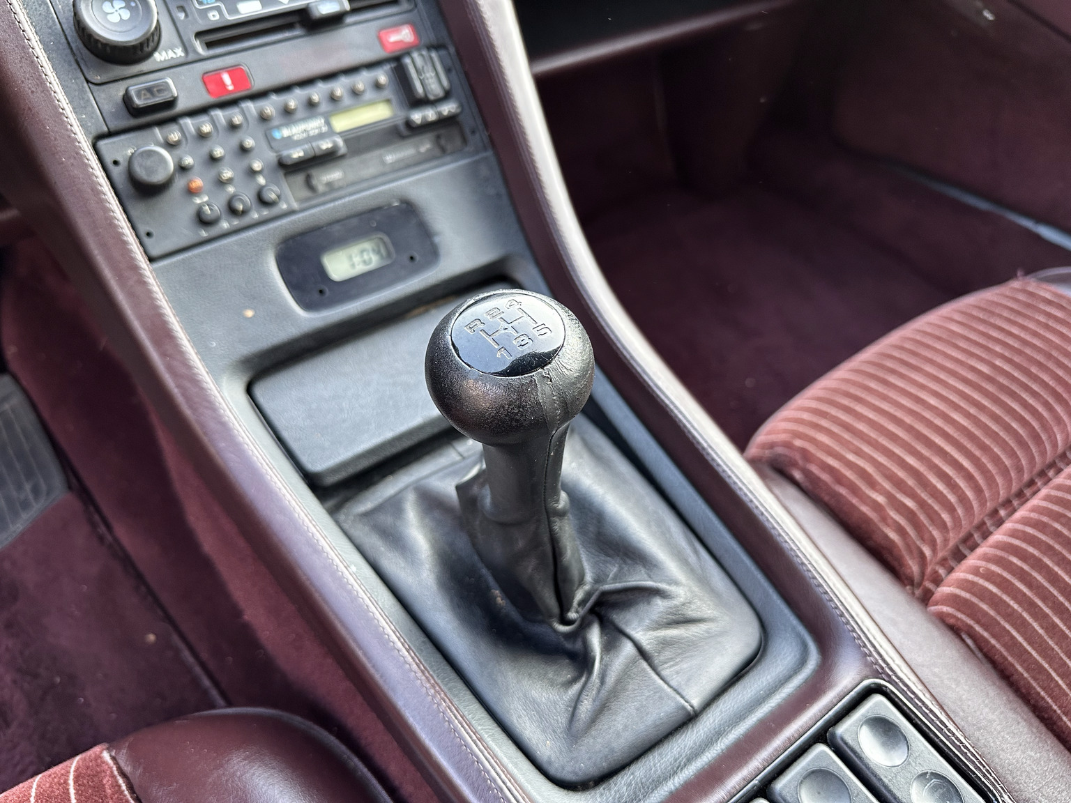 Interior image of 1985 Porsche 928 (12)