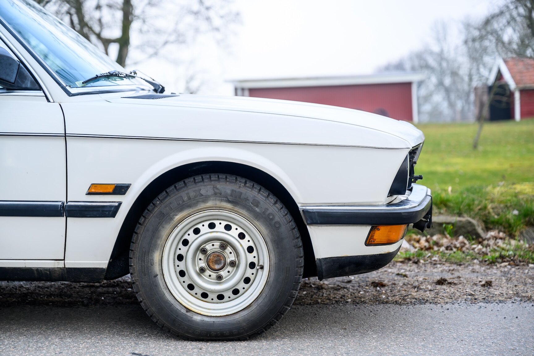 Exterior image of 1986 BMW 520i