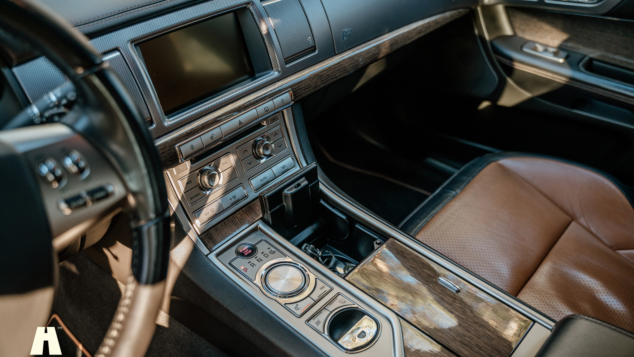 Interior image of 2010 Jaguar XFR (13)