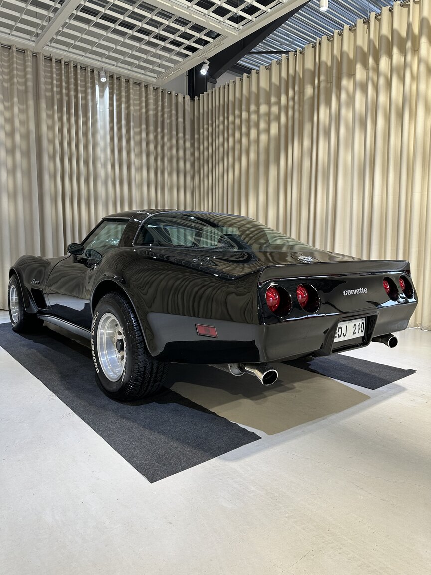 Exterior image of 1975 Chevrolet Corvette Stingray 