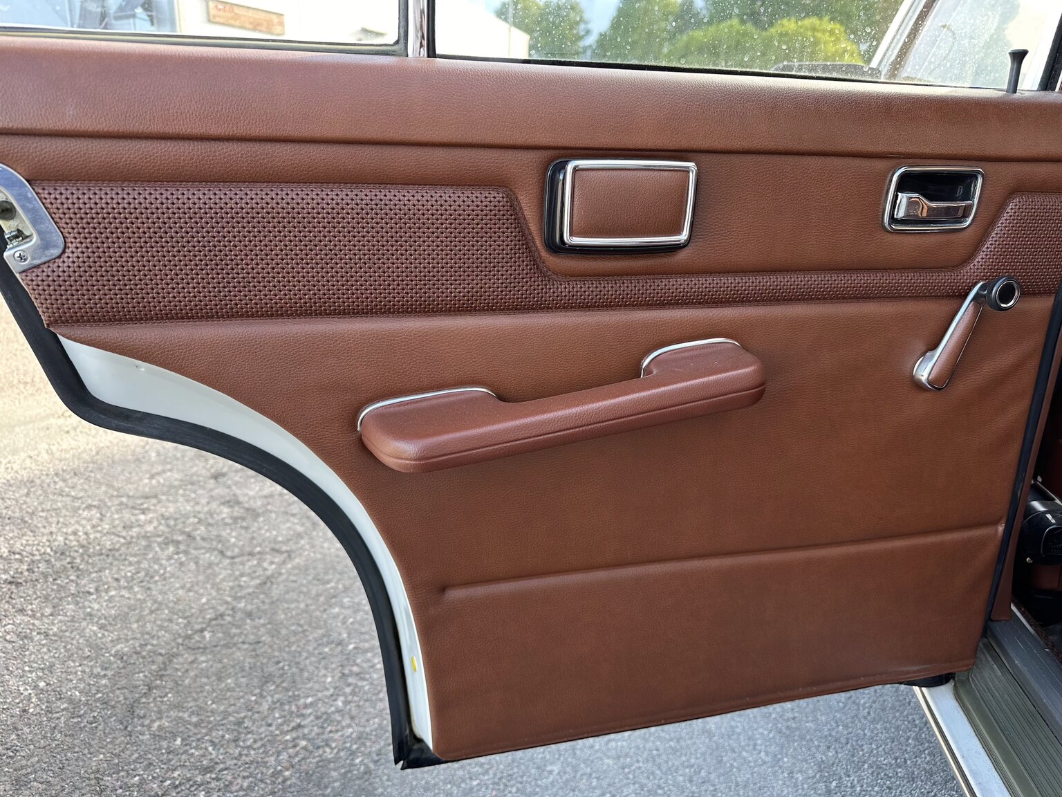 Interior image of 1975 Mercedes Benz 200 (24)