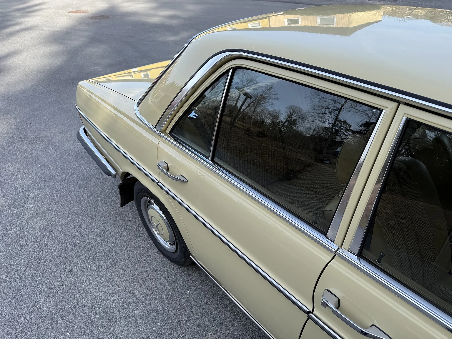 Exteriörbild på 1974 Mercedes-Benz 230 Automatic (38)