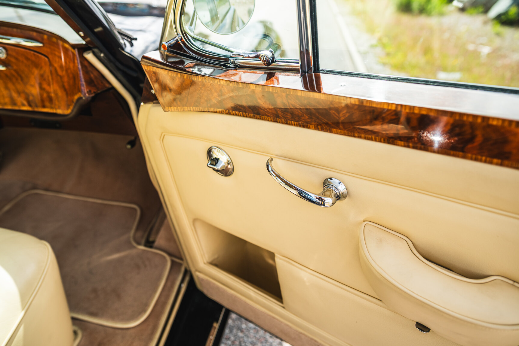 Interior image of 1960 Bentley S2 Continental 