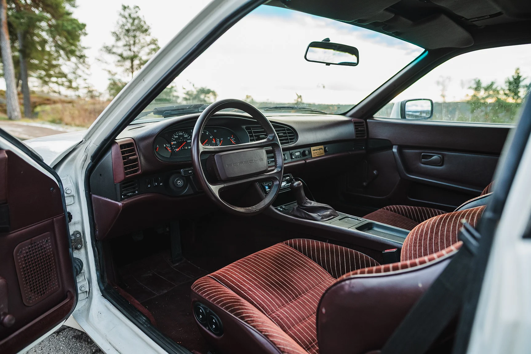 Interior image of 1986 Porsche 944R (3)