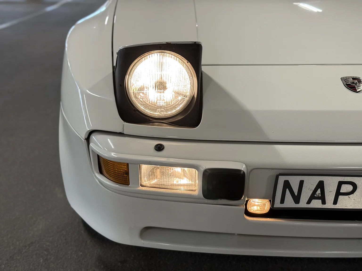 Exterior image of 1984 PORSCHE 944 Targa (28)