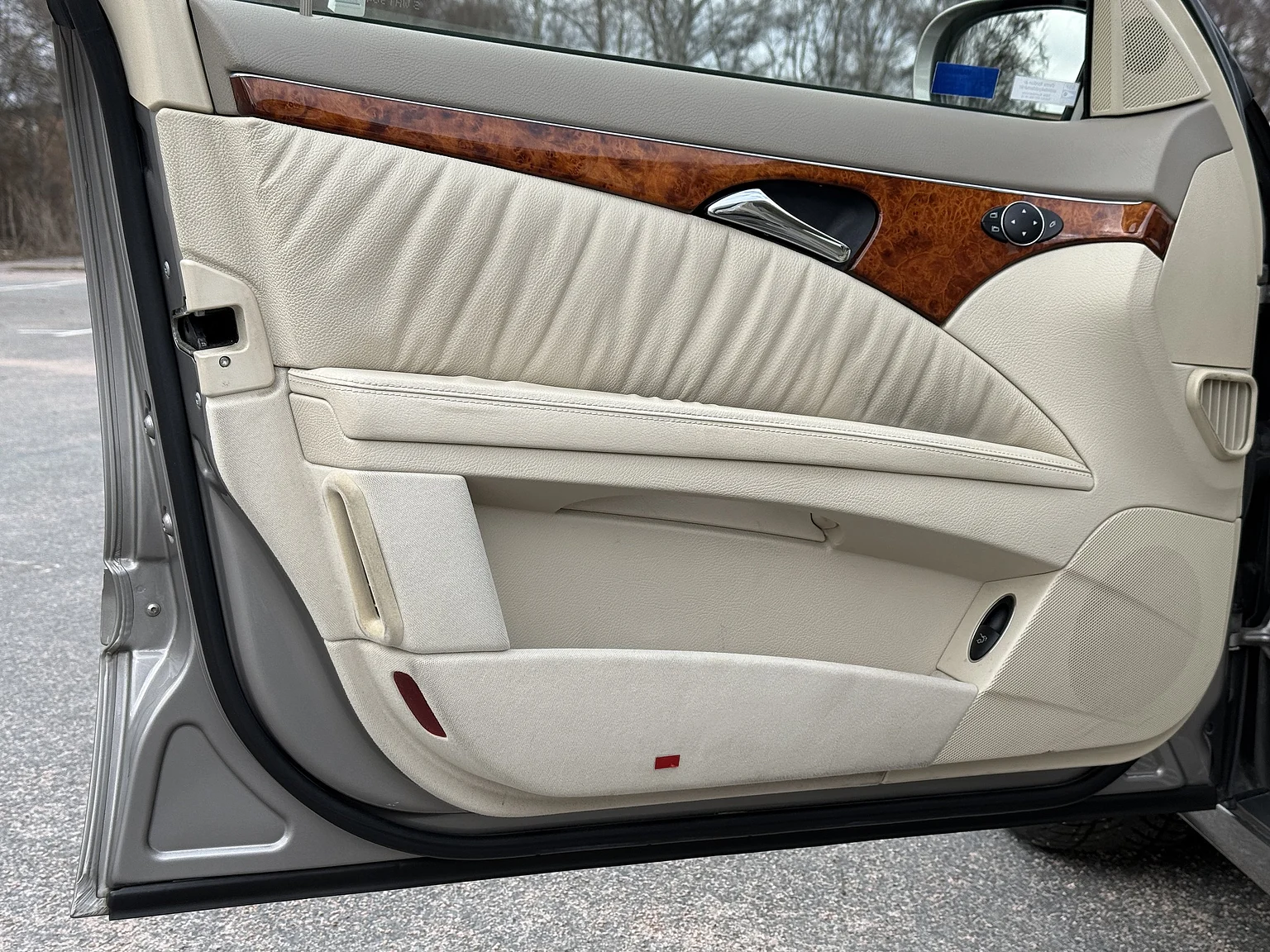 Interior image of 2004 Mercedes-Benz E 500 7G-Tronic (15)