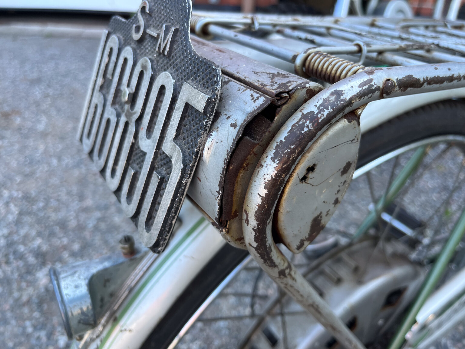 Exteriörbild på 1951 Fux med påhängsmotor