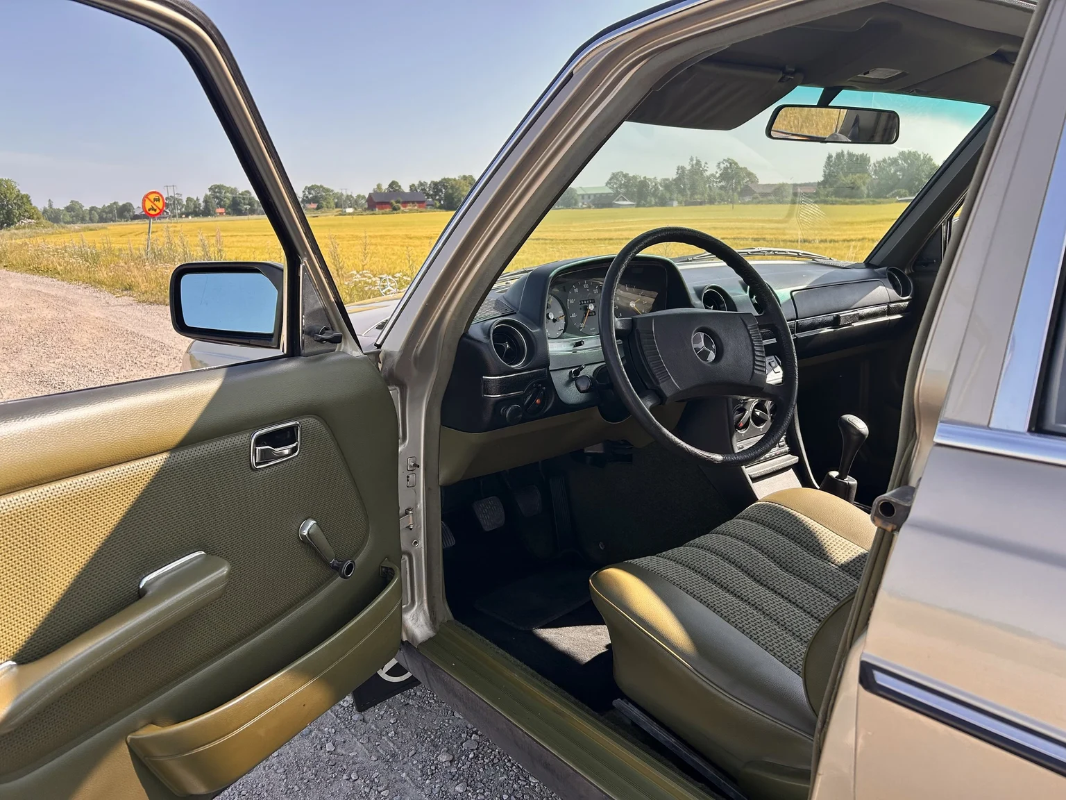 Innenraumfoto von 1976 Mercedes-Benz 300 D (2)