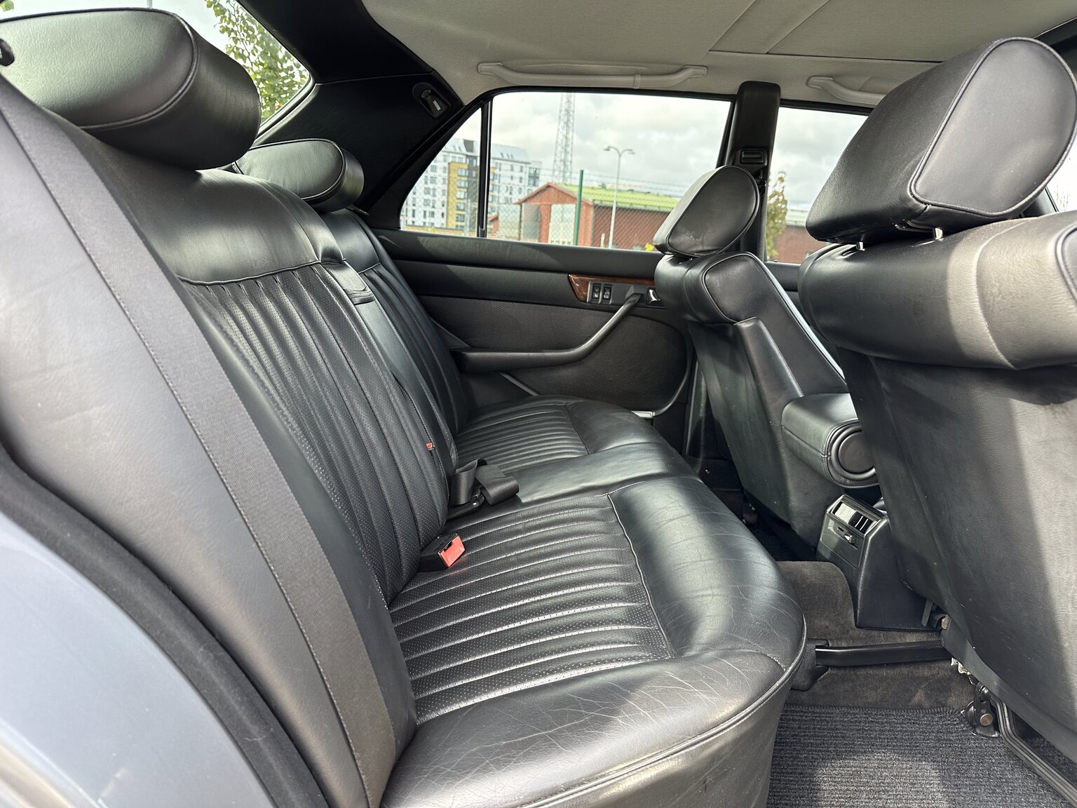 Innenraumfoto von 1987 Mercedes 300 SE