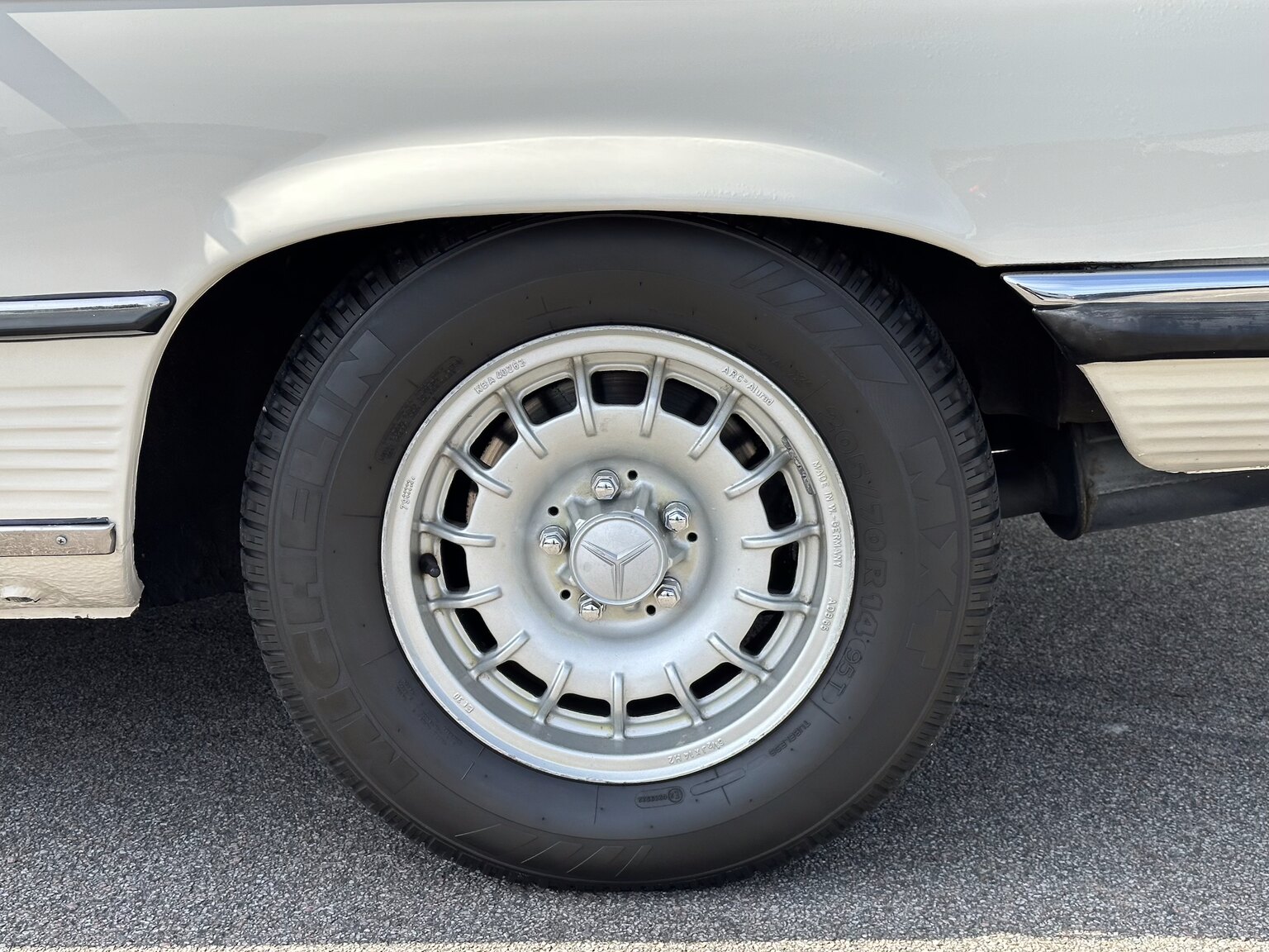 Exteriörbild på 1972 Mercedes-Benz 350 SL