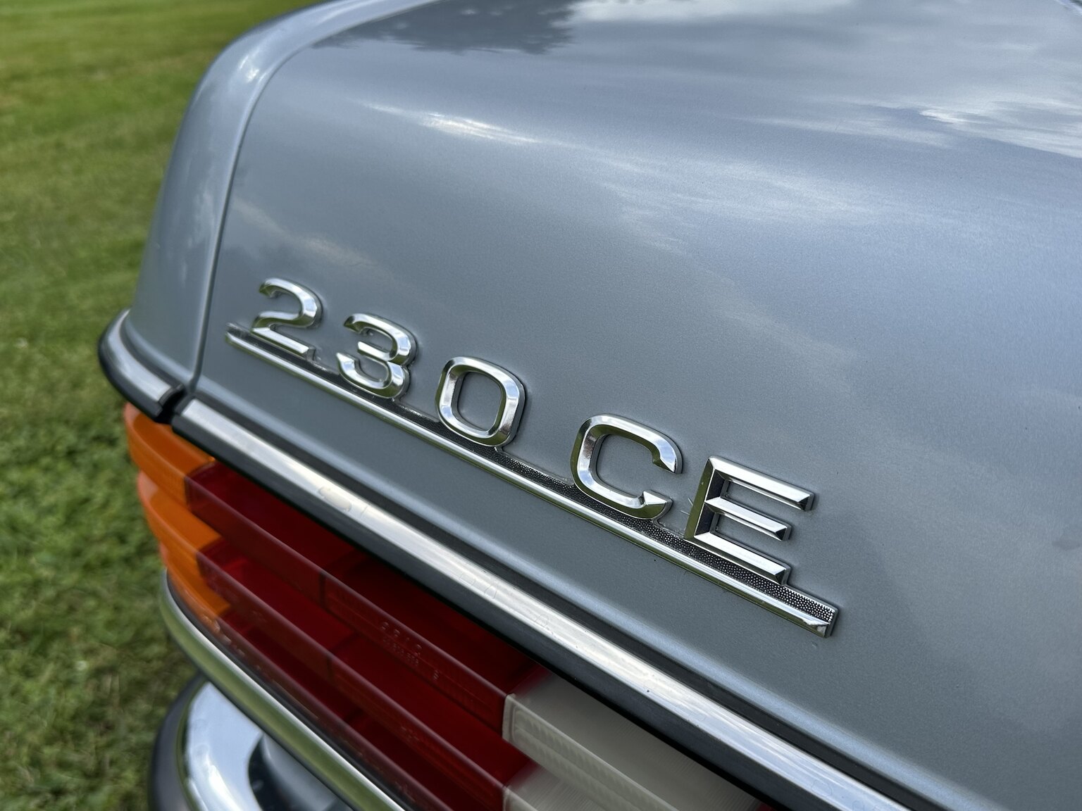 Exteriörbild på 1984 Mercedes-Benz 230 CE