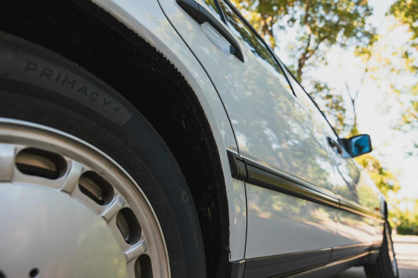 Exterior image of 1987 Mercedes-Benz 230E (48)