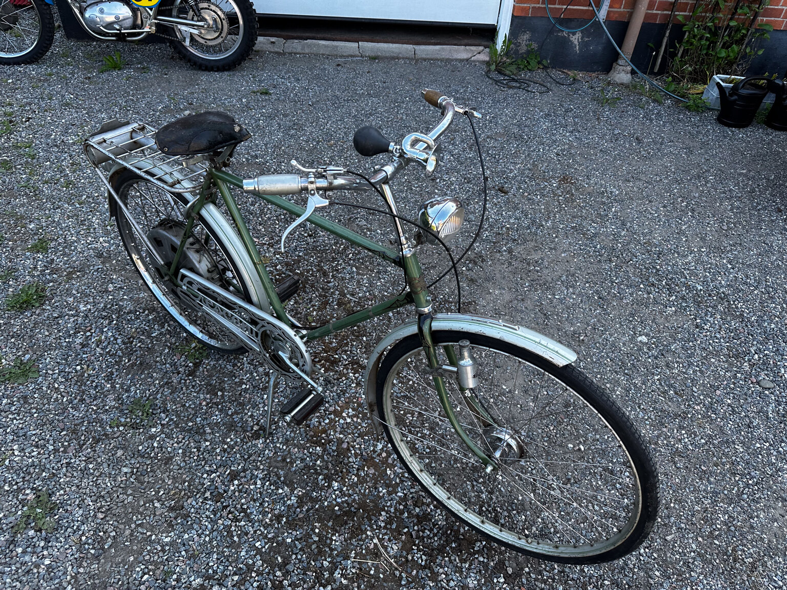 Exteriörbild på 1951 Fux med påhängsmotor