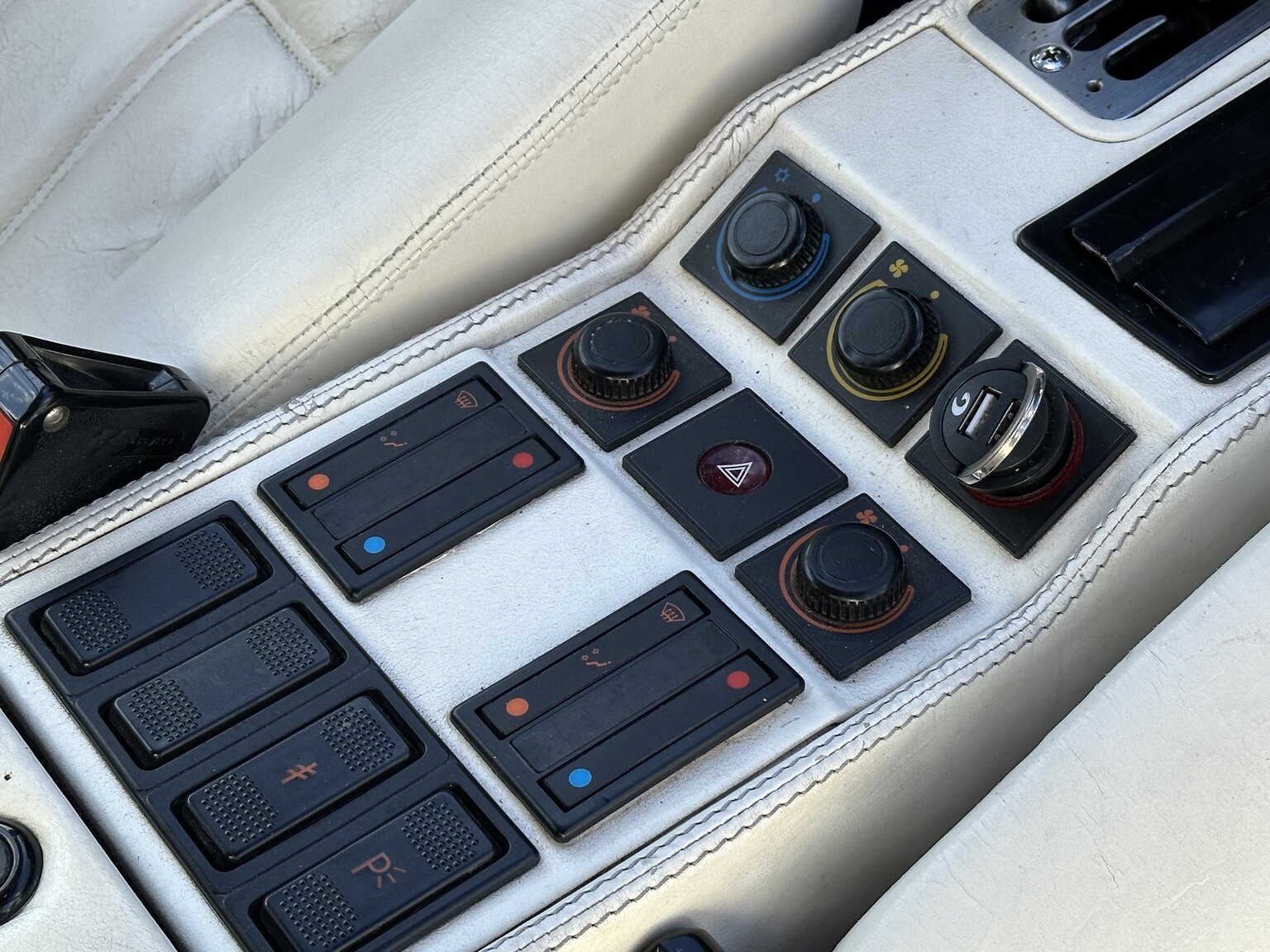 Interiörbild 1986 Ferrari 328 GTS