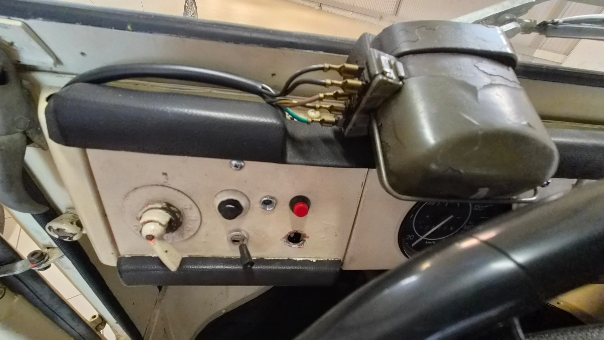 Innenraumfoto von 1973 Volkswagen Type 181 (8)