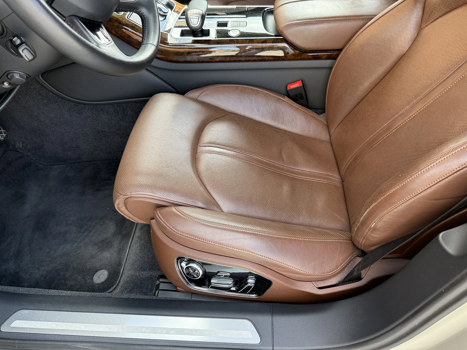 Interior image of 2014 Audi A8 4.0 TFSI (12)