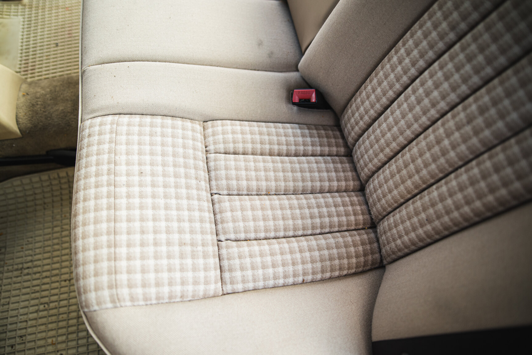 Interior image of 1993 Mercedes-Benz E 220