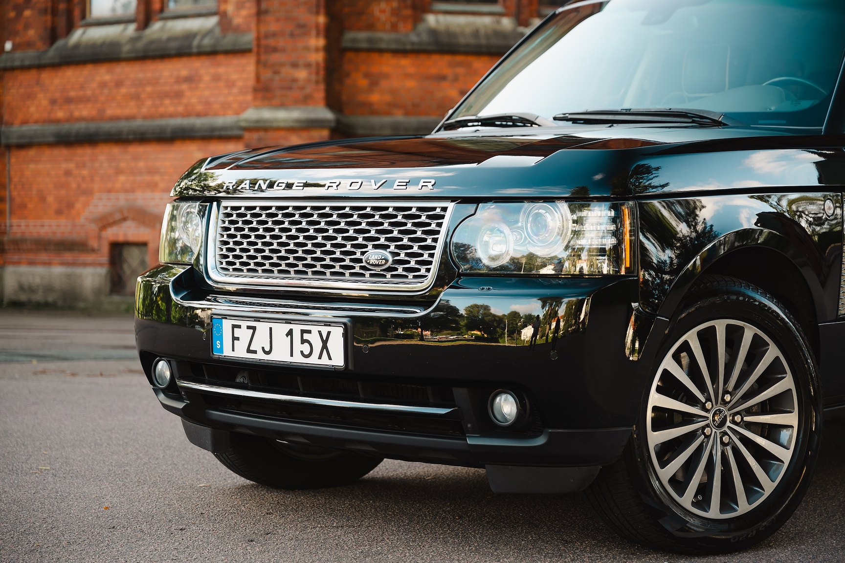 Exterior image of 2012 Range Rover 4.4 TDV8 Westminster 