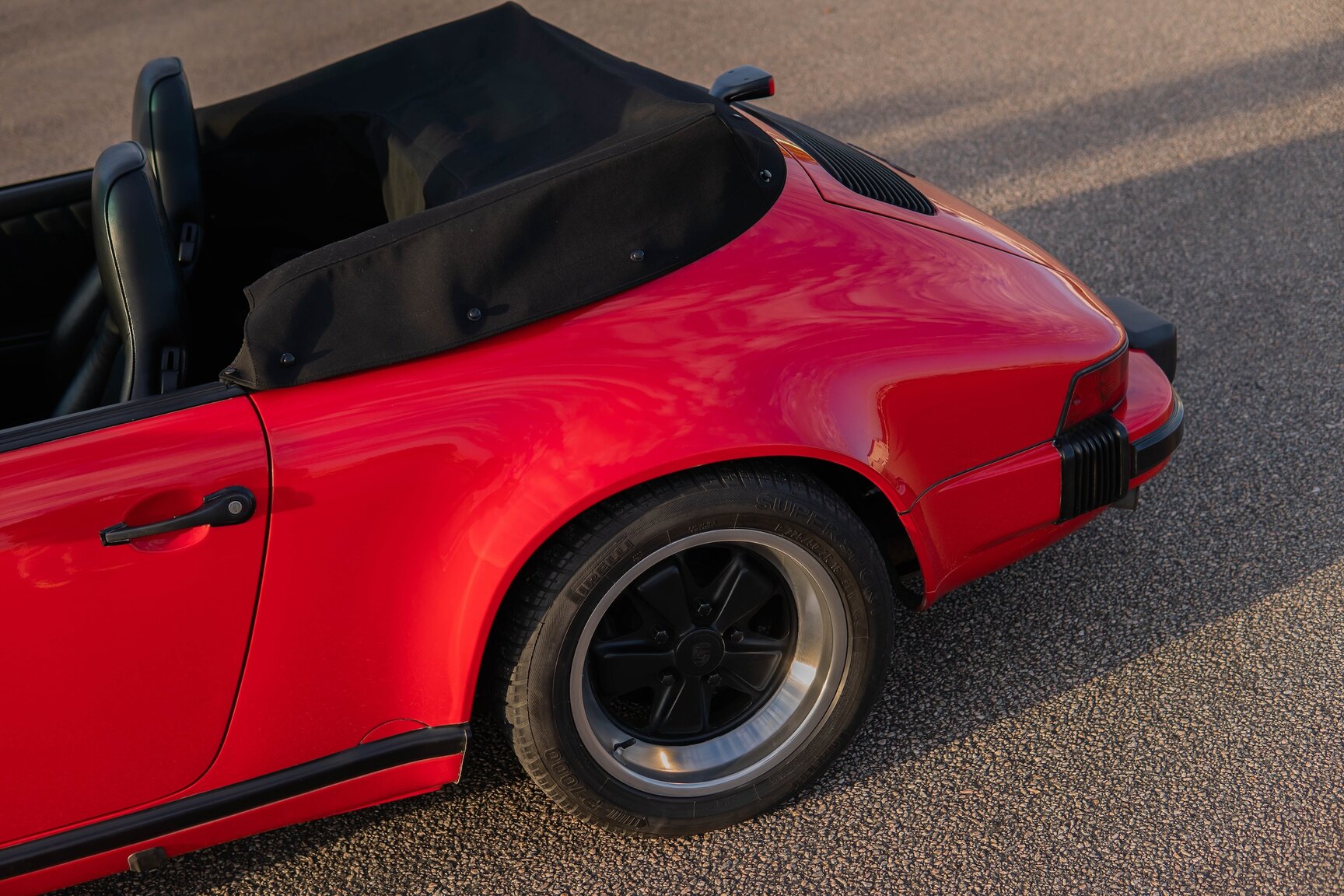 Exteriörbild på 1987 Porsche 911 Carrera Cab 3.2