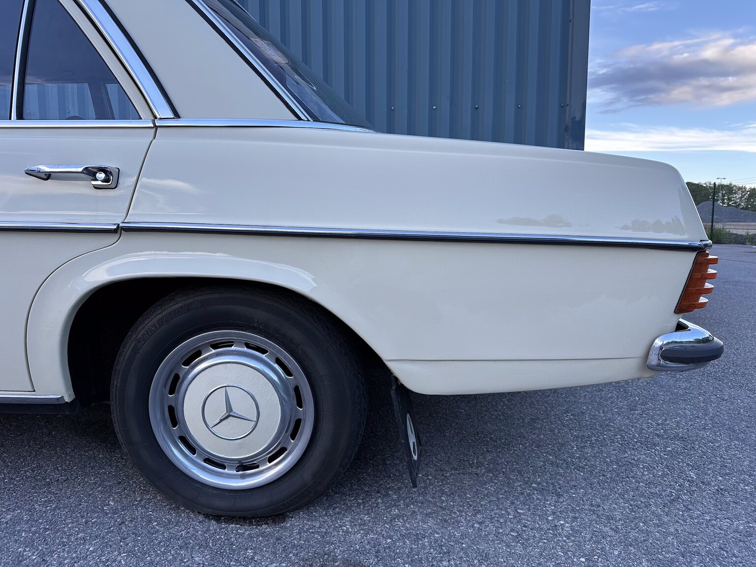 Exteriörbild på 1974 Mercedes Benz 230.6