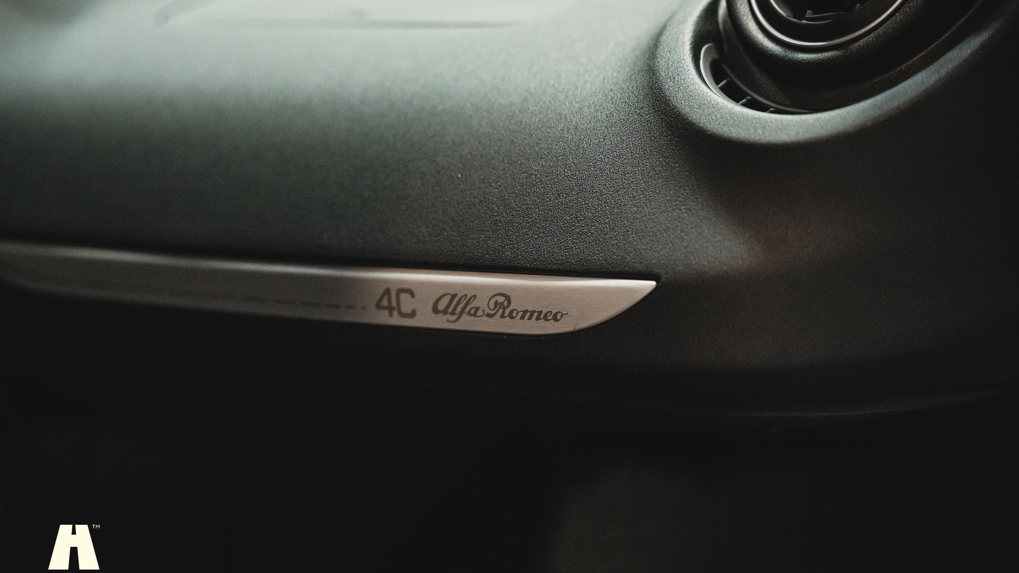 Innenraumfoto von 2016 Alfa Romeo 4C (31)