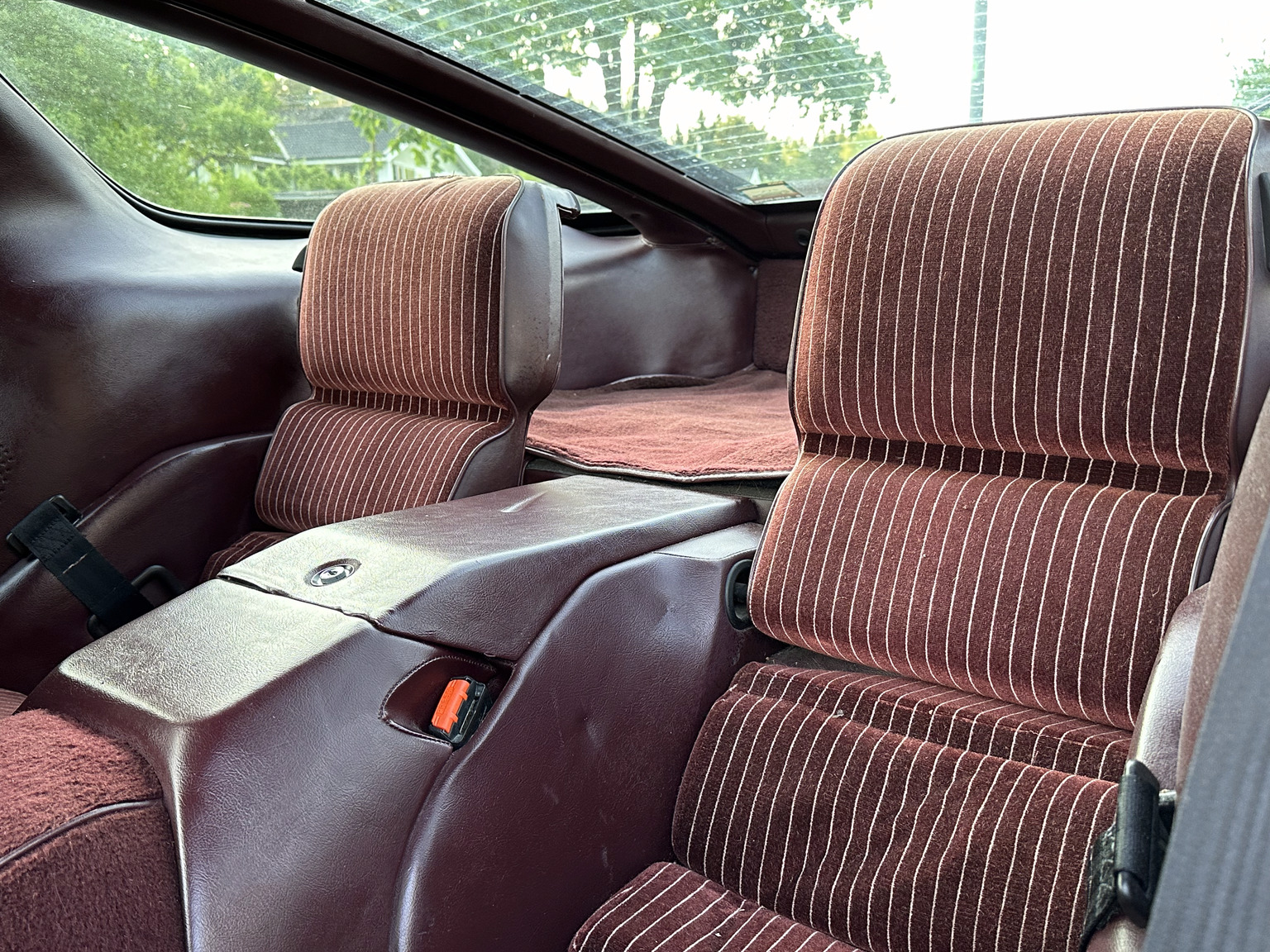 Interior image of 1985 Porsche 928 (25)