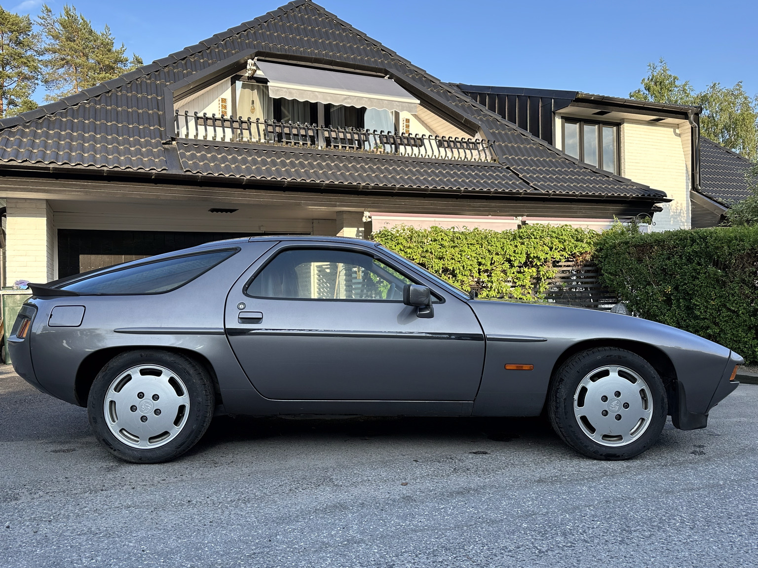 Exterior image of 1985 Porsche 928 (7)