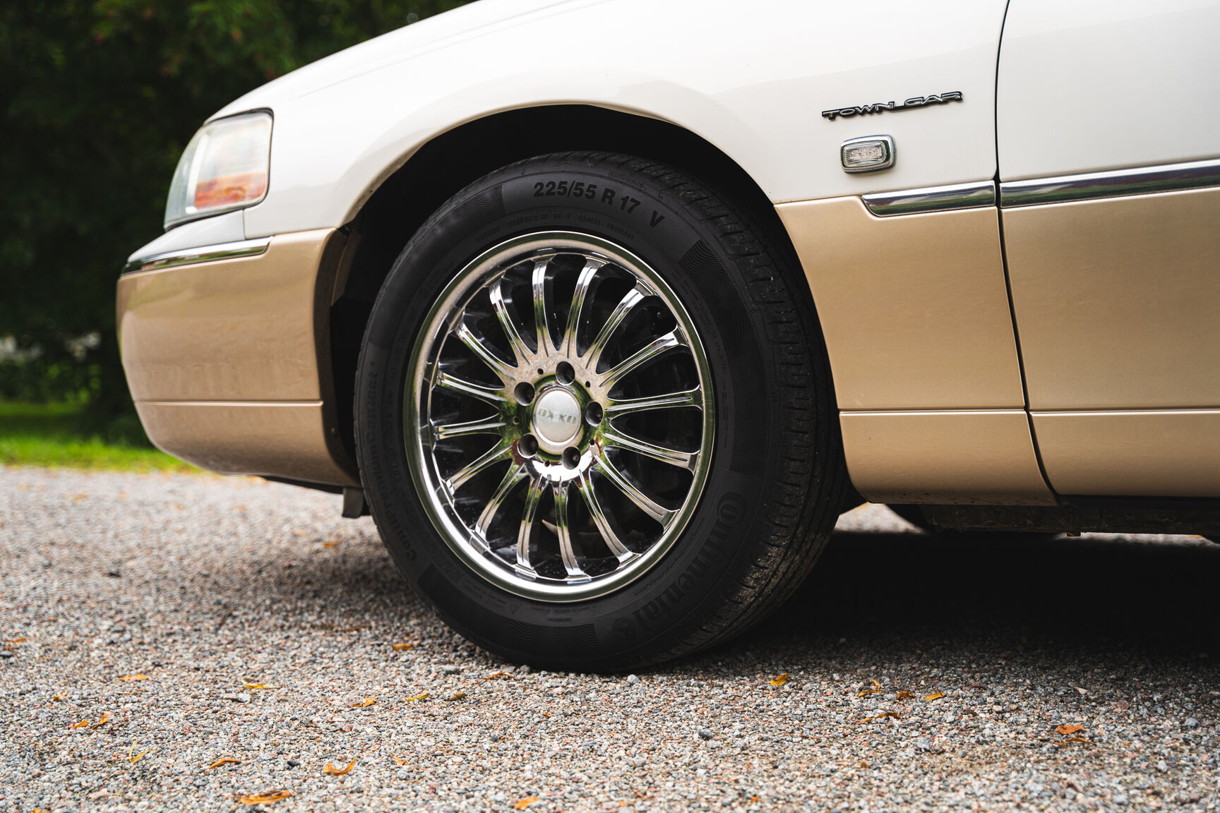 Exteriörbild på 2003 Lincoln Town Car