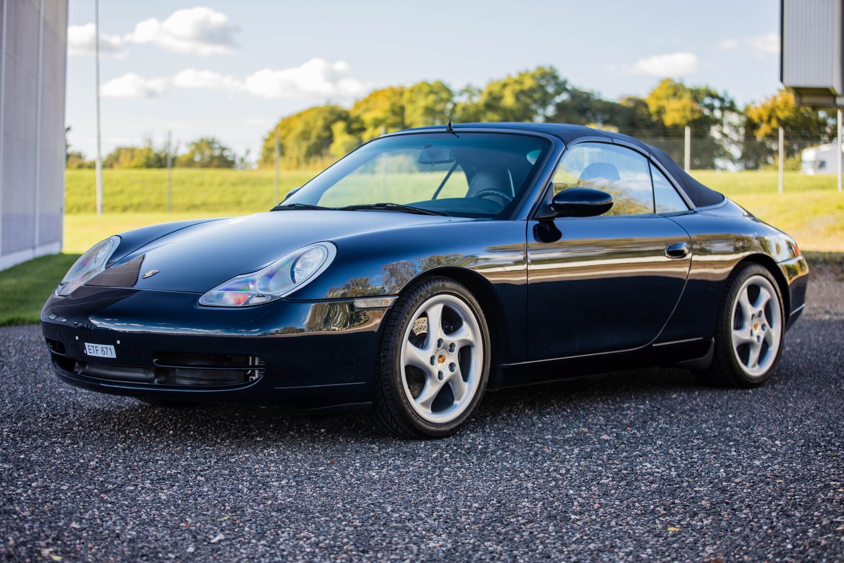 Exteriörbild på 1999 Porsche 911 Carrera Cabriolet