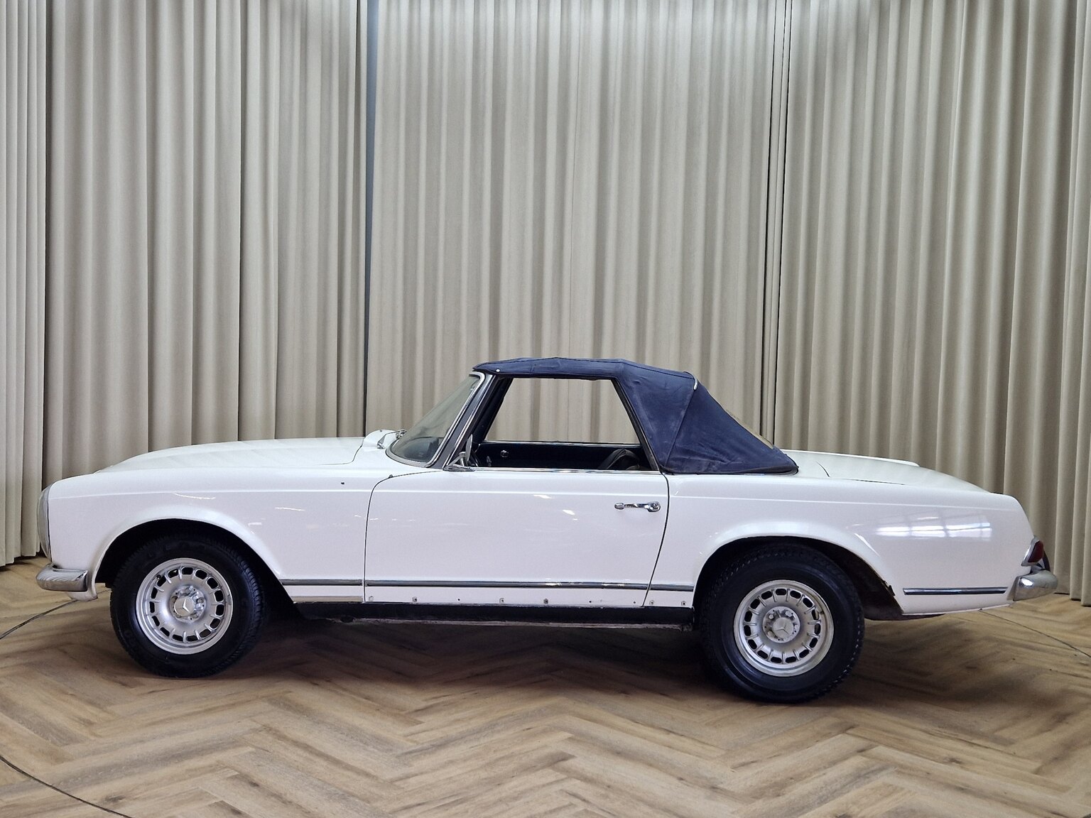 Exteriörbild på 1964 Mercedes-Benz 230SL Pagoda