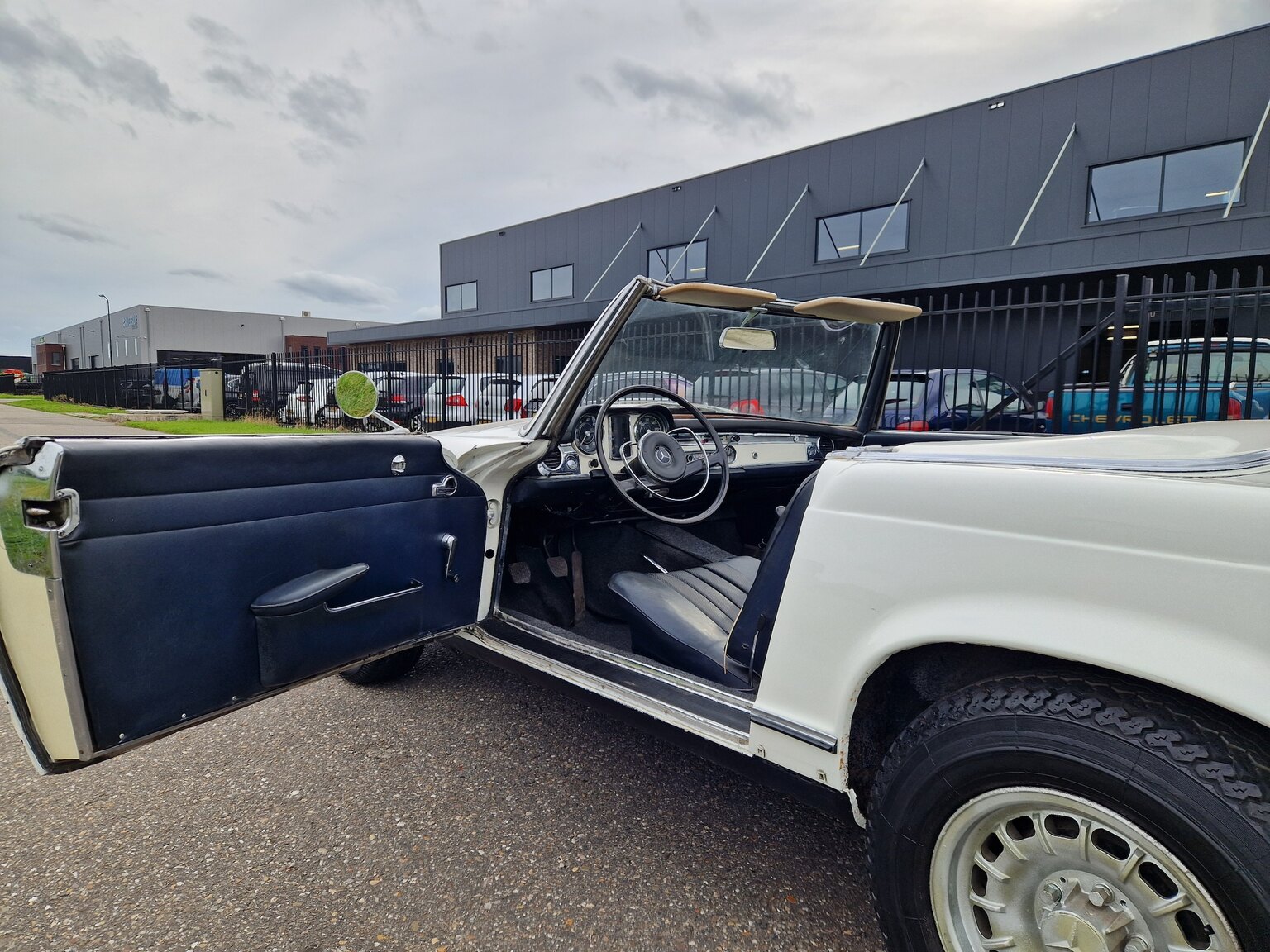 Interior image of 1964 Mercedes-Benz 230SL Pagoda