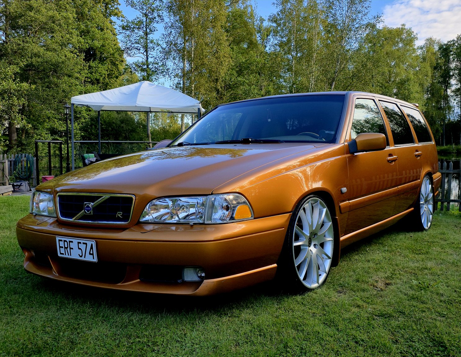 Exterior image of 1998 Volvo V70 R 2.3 T Automatisk